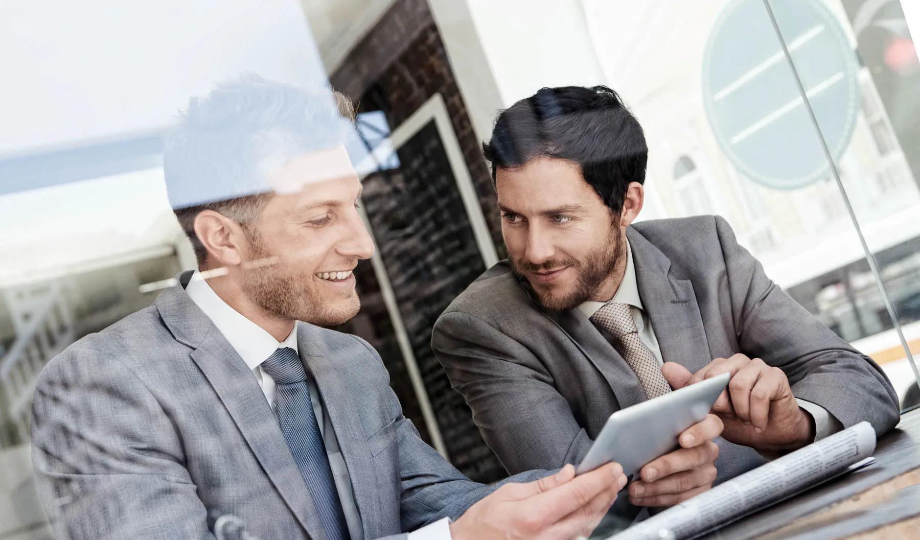 Meeting zweier Männer mit Laptop